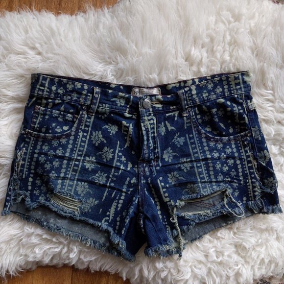 Free People Pants - 🎉 Free People Boho distressed Floral Denim Shorts